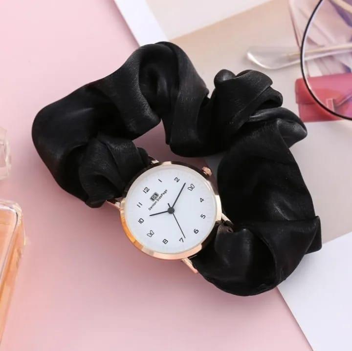 Woman's Quartz Water Resistant Round Analogue watch