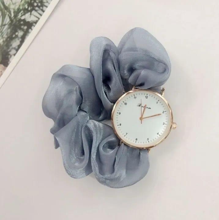 Woman's Quartz Water Resistant Round Analogue watch