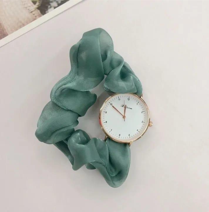 Woman's Quartz Water Resistant Round Analogue watch