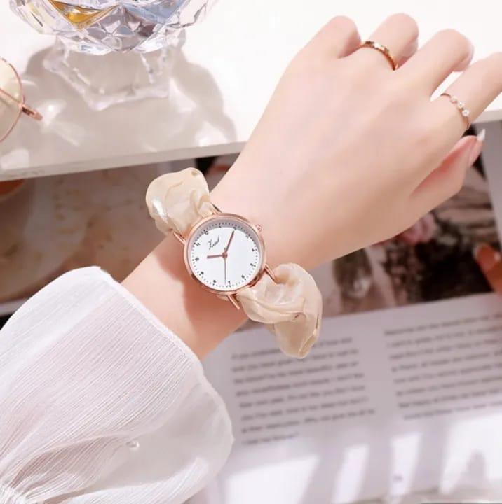 Woman's Quartz Water Resistant Round Analogue watch