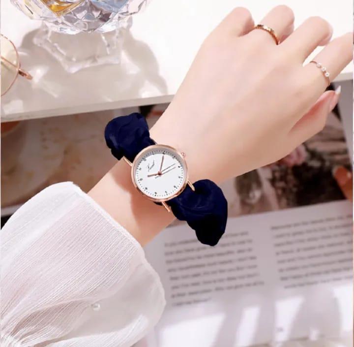 Woman's Quartz Water Resistant Round Analogue watch