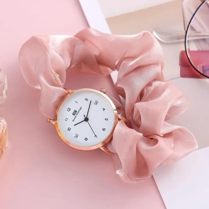 Woman's Quartz Water Resistant Round Analogue watch