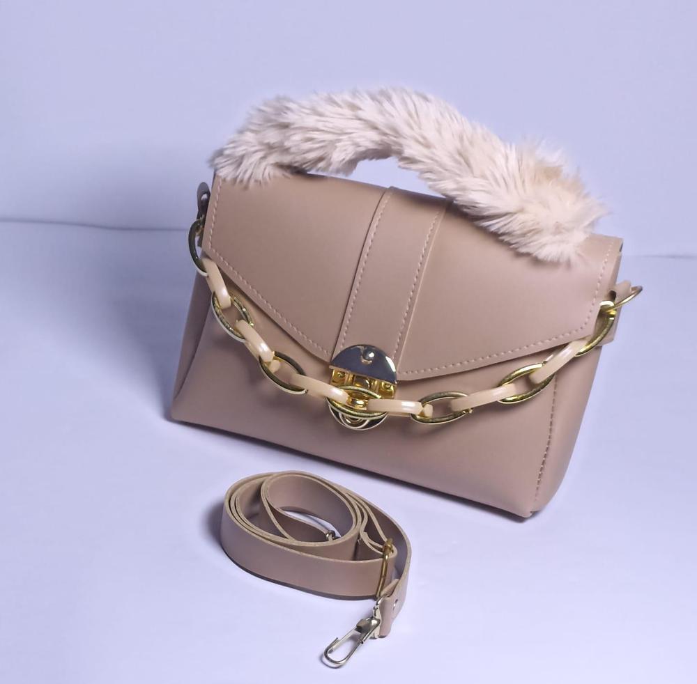Woman's chunky chain purse with fur