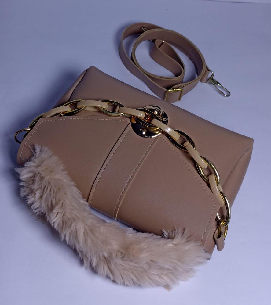 Woman's chunky chain purse with fur